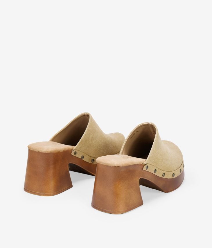 Sand clogs with wide heel and studs