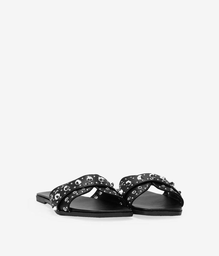 Sandálias rasteiras pretas com tachas de metal