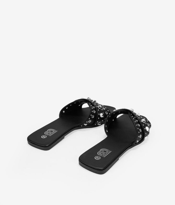 Schwarze flache Sandalen mit Metallnieten