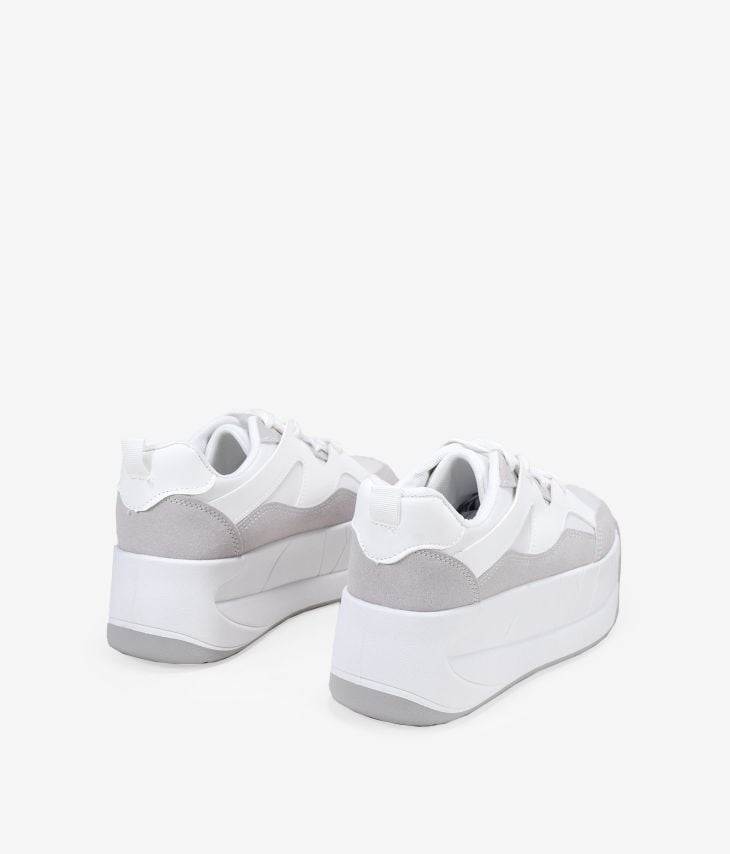 Weiße Plateau-Sneaker mit Schnürsenkeln