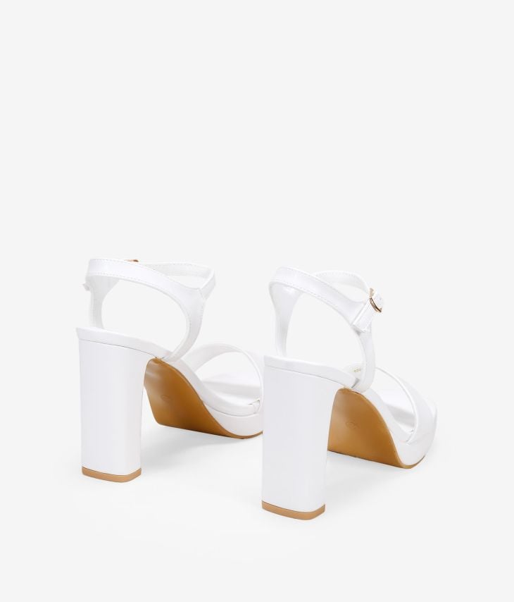 Sandalias de tacón blancas con pulsera y hebilla