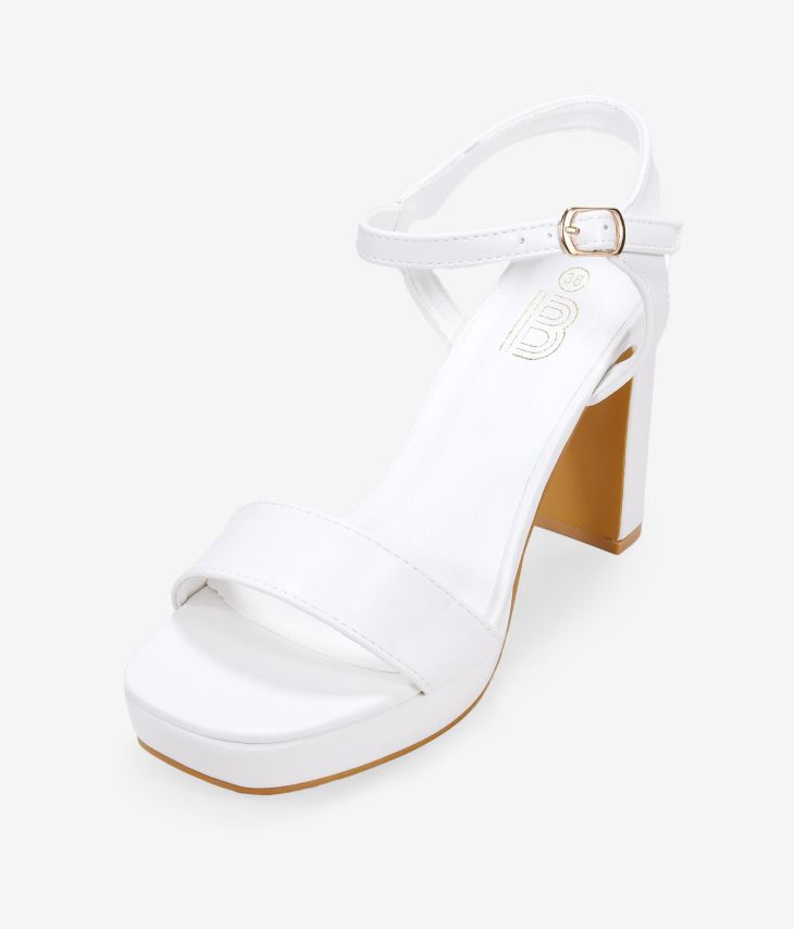 Sandália de salto branco com pulseira e fivela