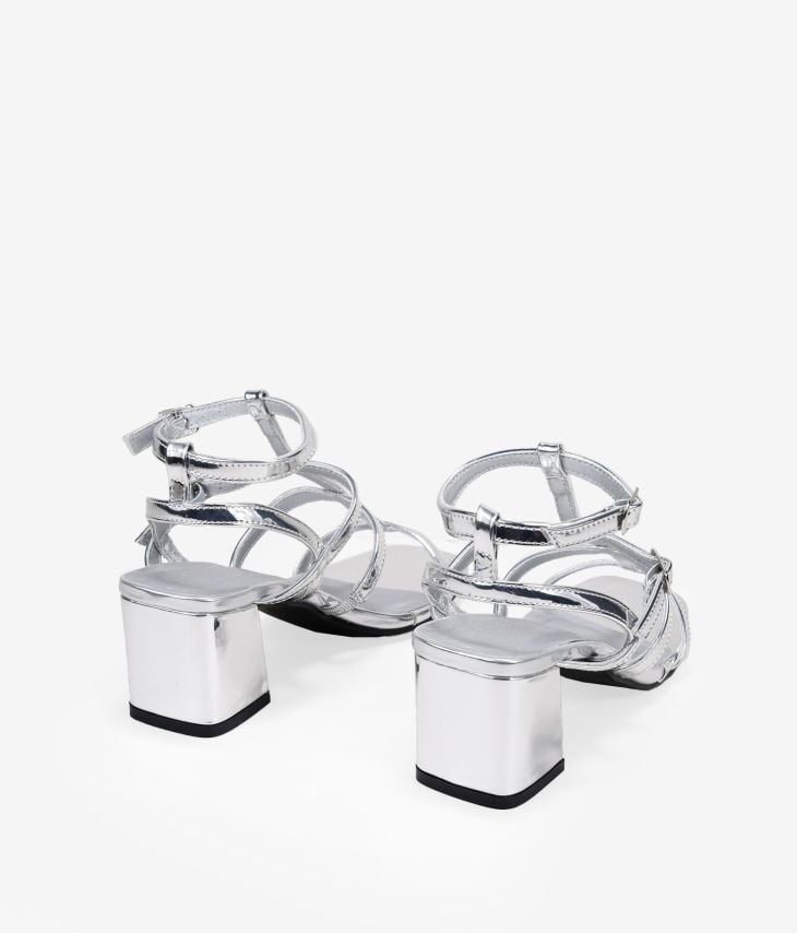 Sandales à talons argentées avec brides et boucle