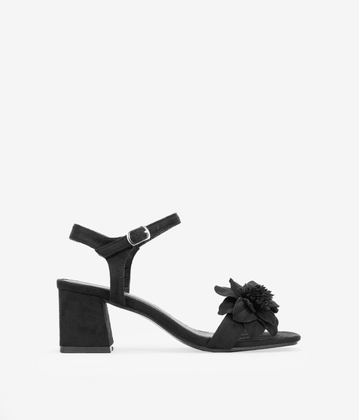 Black heeled sandals with flower
