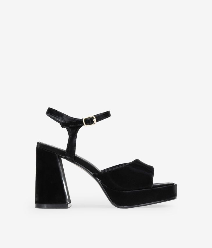 Black heeled sandals with bracelet and buckle