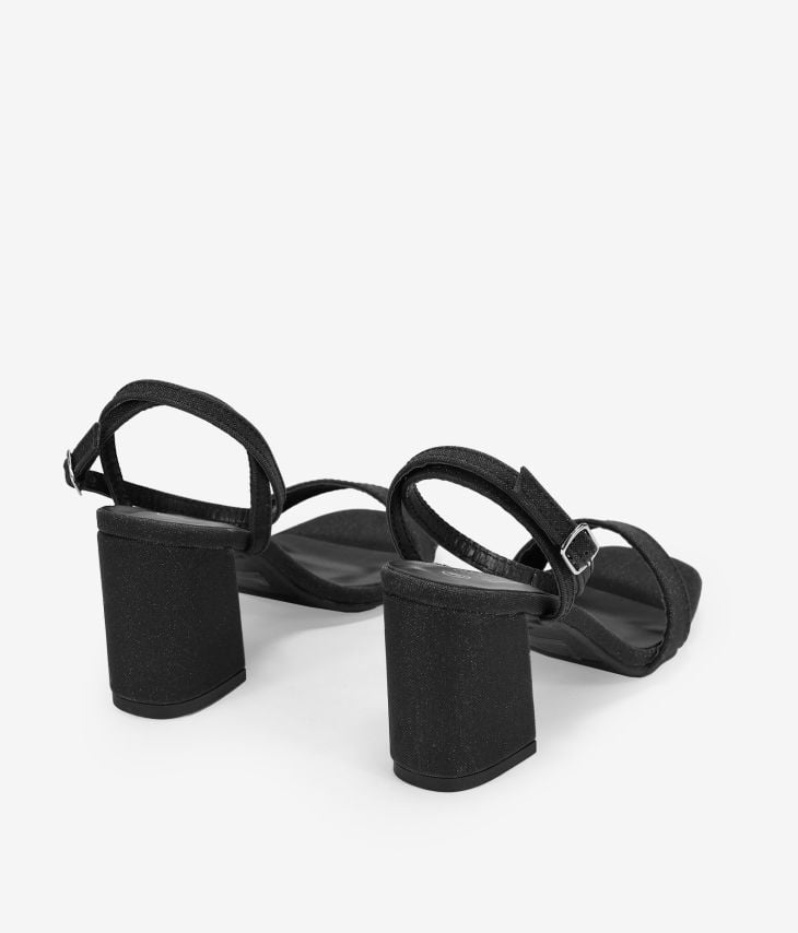 Sandali neri con tacco largo e braccialetto alla caviglia