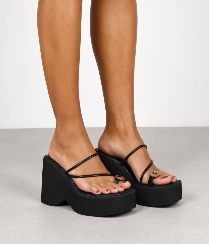 Sandalias de dedo negras con plataforma