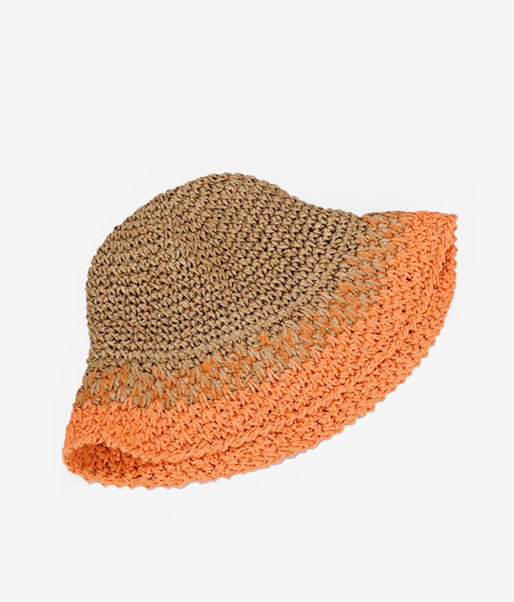 Hut aus weichem orangefarbenem Raffiabast