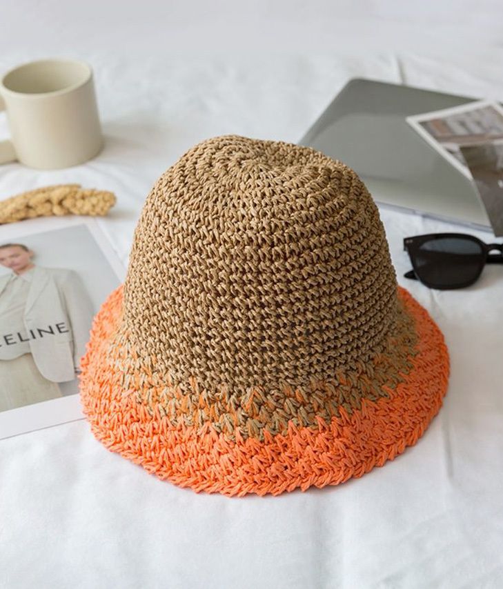 Hut aus weichem orangefarbenem Raffiabast