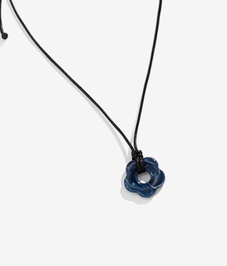 Schwarze Halskette mit blauer Blume