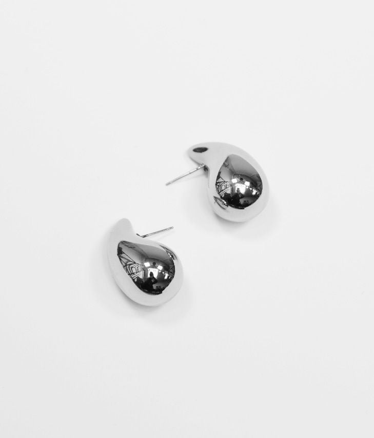 Tropfenförmige Ohrringe aus silbernem Metall