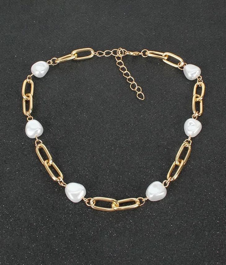 Gold metallic necklace with pearls