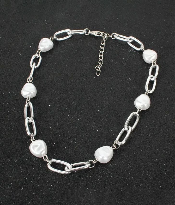 Collana metallica argentata con perle