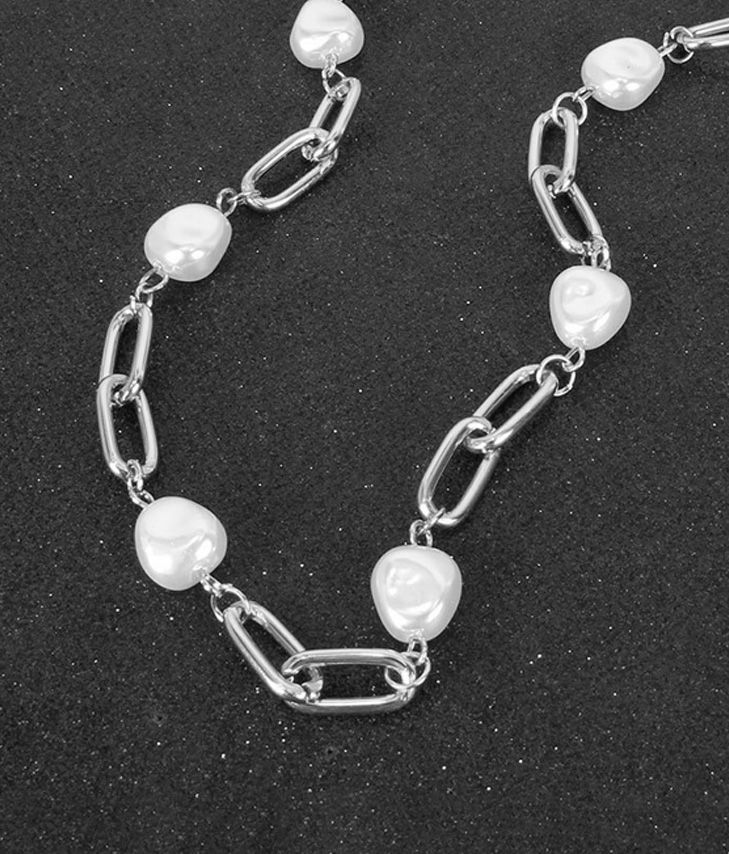 Collana metallica argentata con perle
