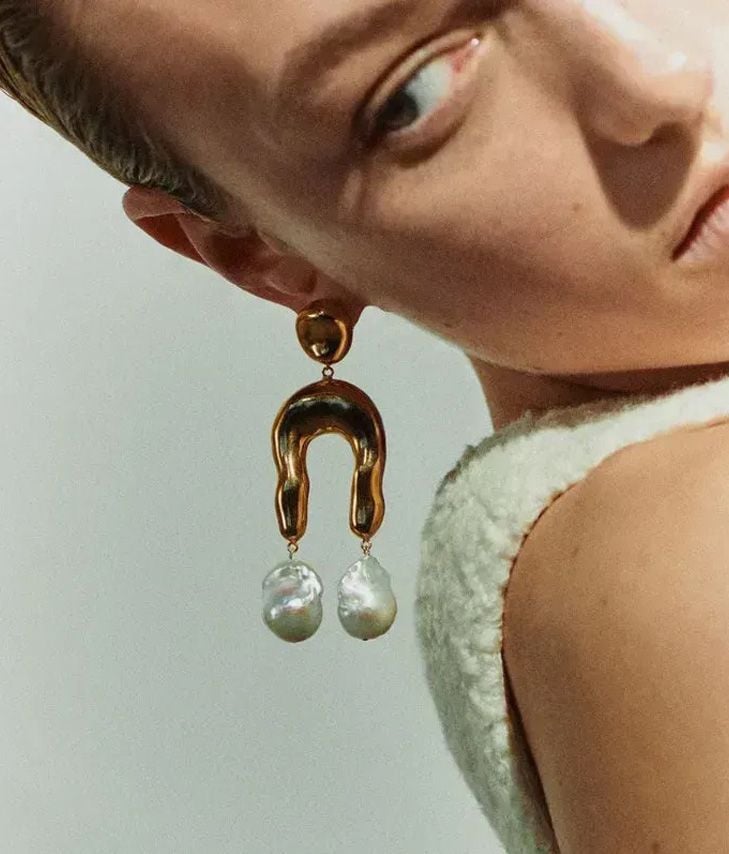Pendientes metálicos dorados con perlas