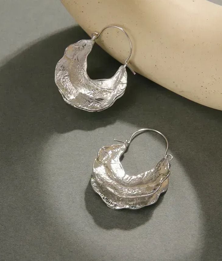 Boucles d'oreilles métallisées argentées texturées