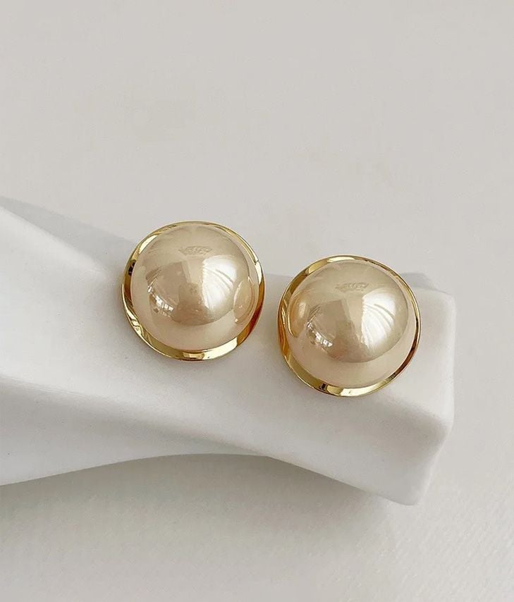 Gold button earrings with pearl