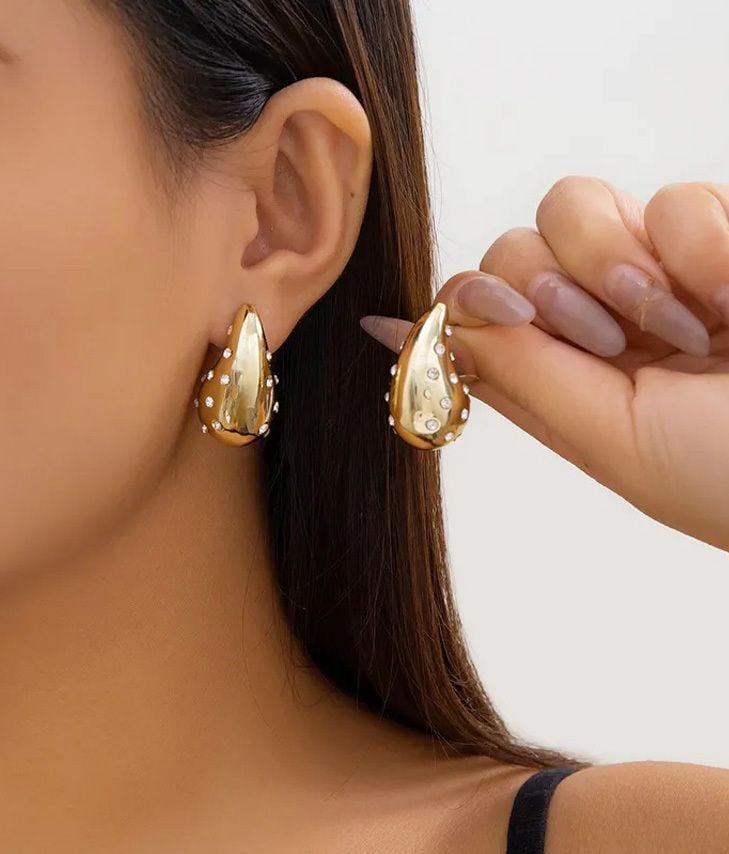 Golden drop-shaped earrings with diamonds