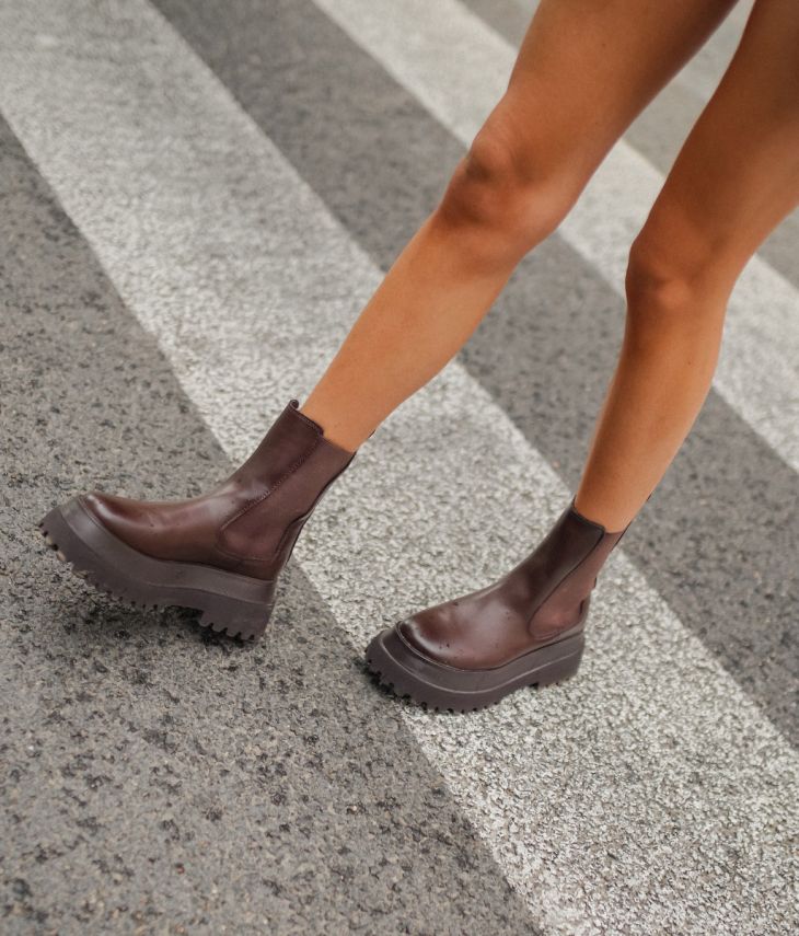 Braune Stiefel mit elastischer Laufsohle