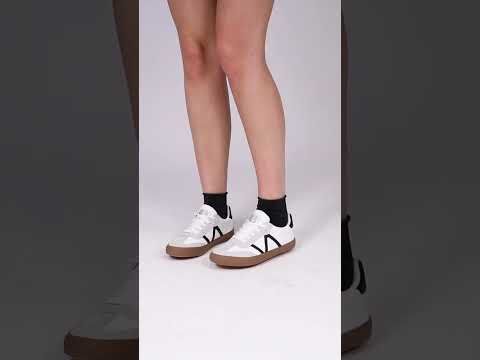 Zapatillas blancas con cordones y suela de goma