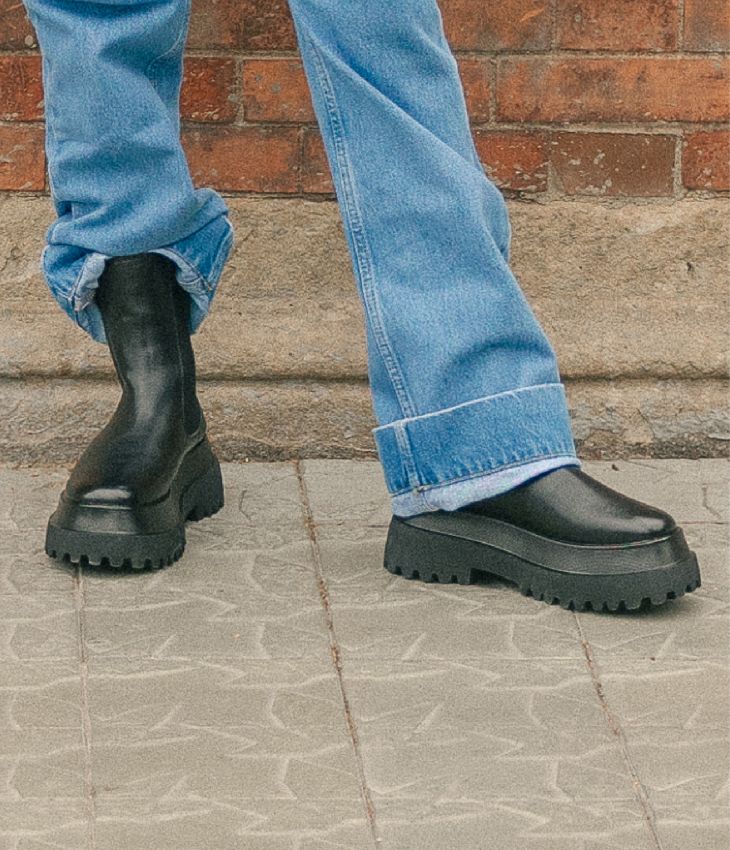 Schwarze Stiefel mit elastischer Laufsohle