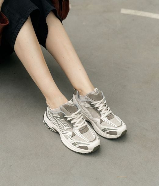 Sneakers beige in pelle con lacci
