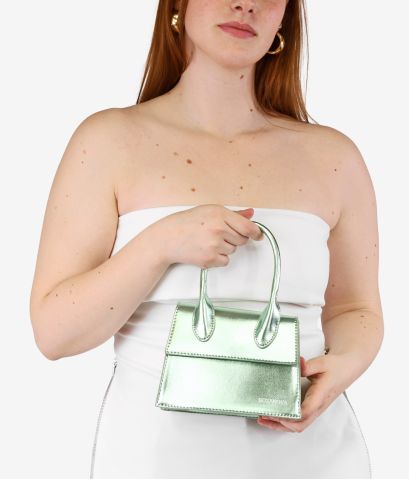 Bolso pequeño verde metalizado con solapa y logo